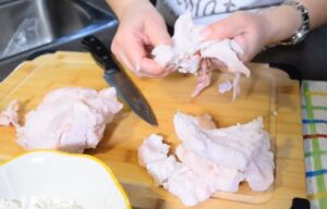 osoba čisti svinjsko salo