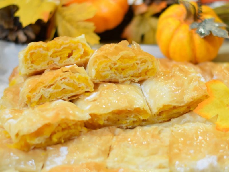 prikaz domaće pite sa bundevom servirane na elegantnu tacnicu