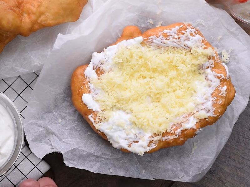 prikaz langoša sa pavlakom i sirom na pek papiru