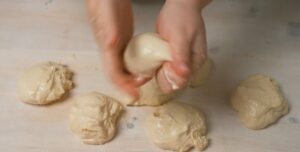 osoba rukama pravi loptice za langoš